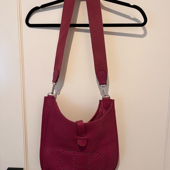 Plum leather Hermes Clemence Evelyne III - Picture 3 of 14